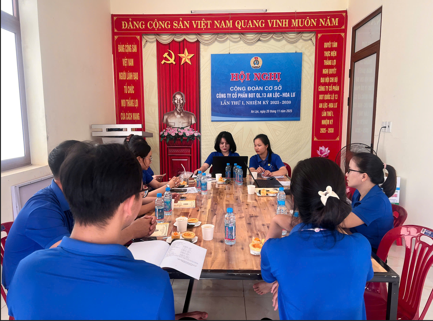 ''''''''Ảnh có chứa trang phục, người, tường, trong nhà

Nội dung do AI tạo ra có thể không chính xác.''''''''