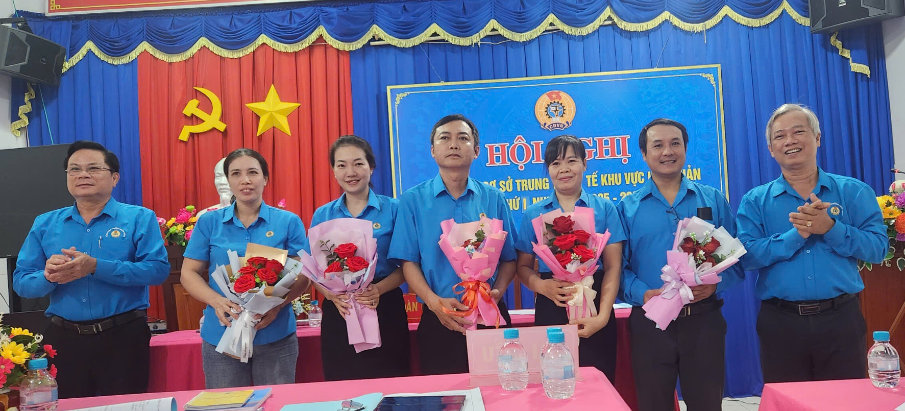 ''''''''Ảnh có chứa trang phục, người, cười, Mặt người

Nội dung do AI tạo ra có thể không chính xác.''''''''