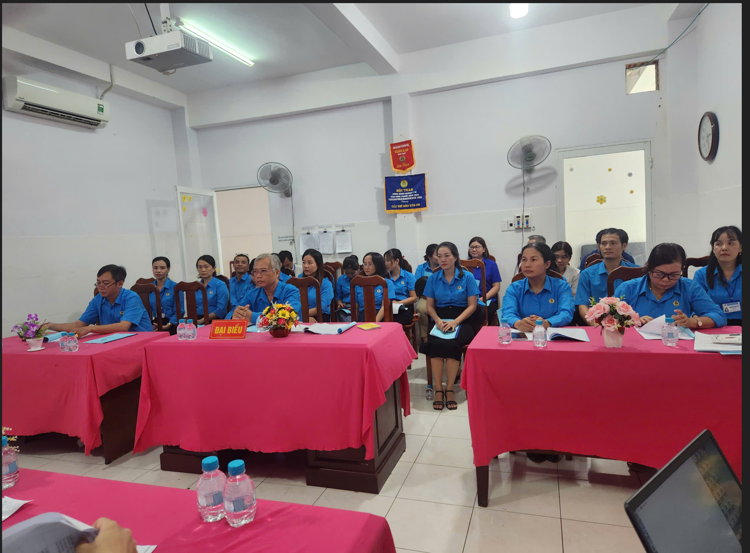 ''''''''Ảnh có chứa trong nhà, người, tường, đồ đạc

Nội dung do AI tạo ra có thể không chính xác.''''''''