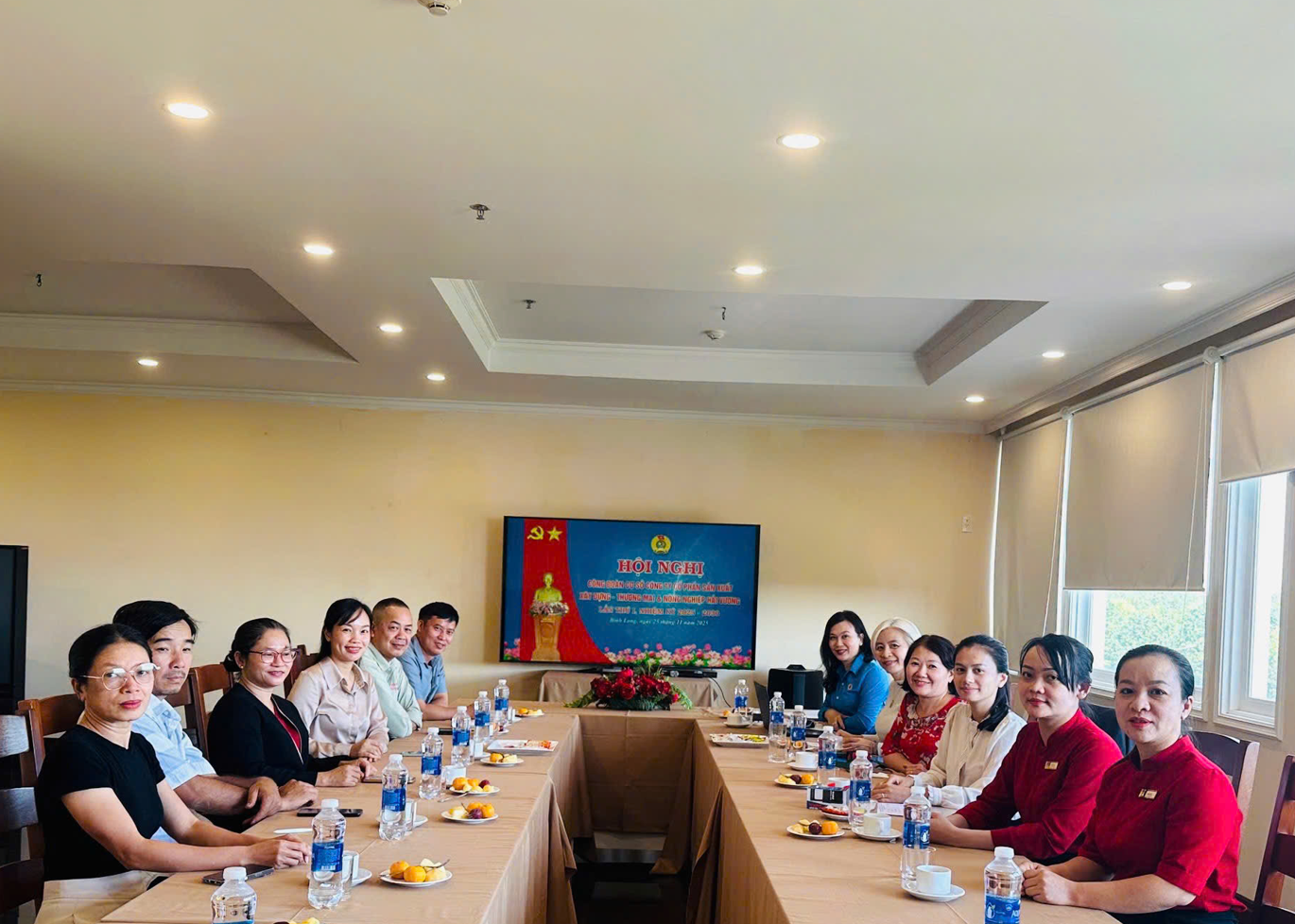 ''''''''Ảnh có chứa trong nhà, tường, người, trang phục

Nội dung do AI tạo ra có thể không chính xác.''''''''