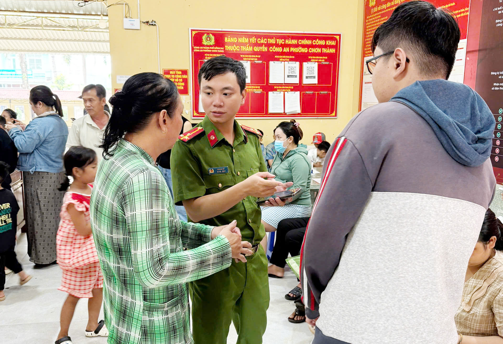 2 Thượng úy Hoàng Mỹ cán bộ Công an phường hướng dẫn người dân cấp định danh điện tử