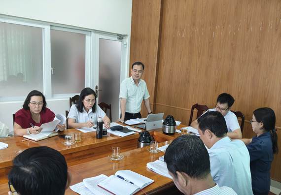 ''A group of people in a meeting

Description automatically generated''