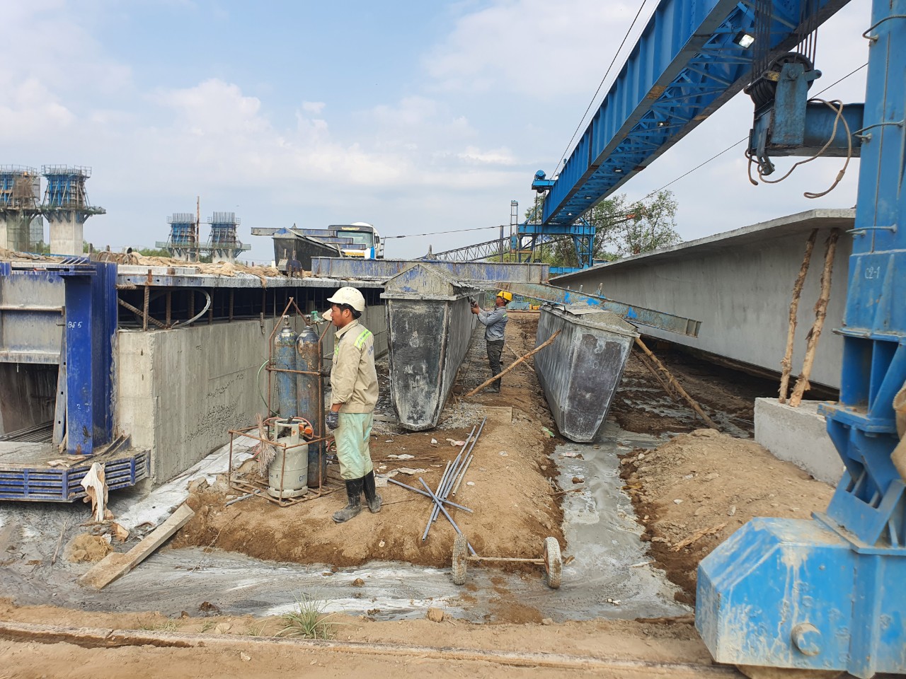 Trước thềm giao thừa, cầu Nhơn Trạch nối TP.HCM - Đồng Nai vẫn rầm rập thi công- Ảnh 3.