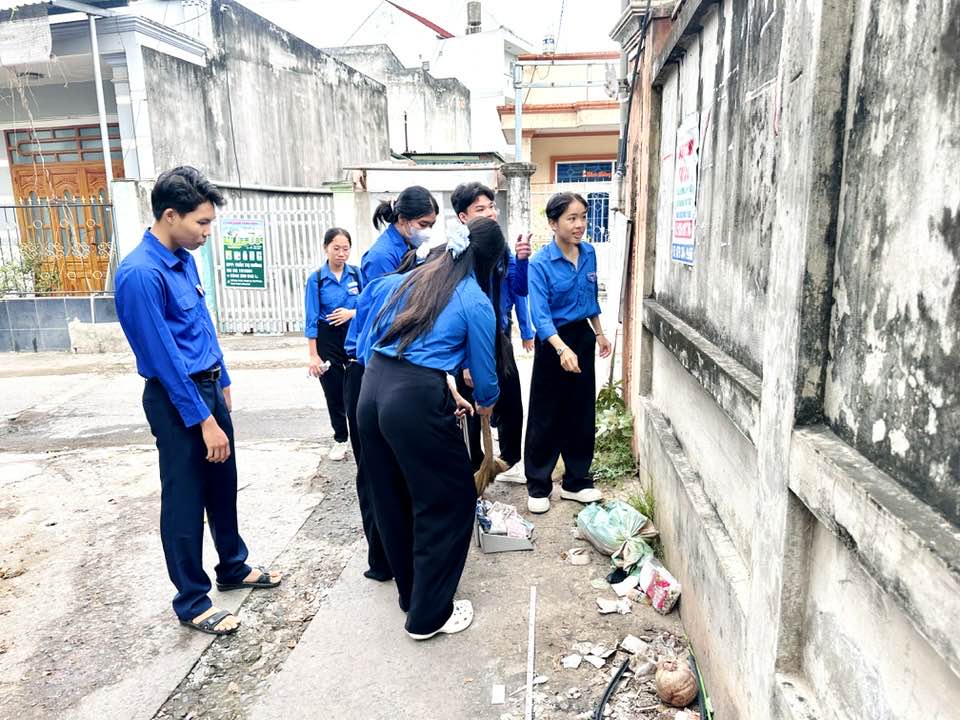 Có thể là hình ảnh về một hoặc nhiều người
