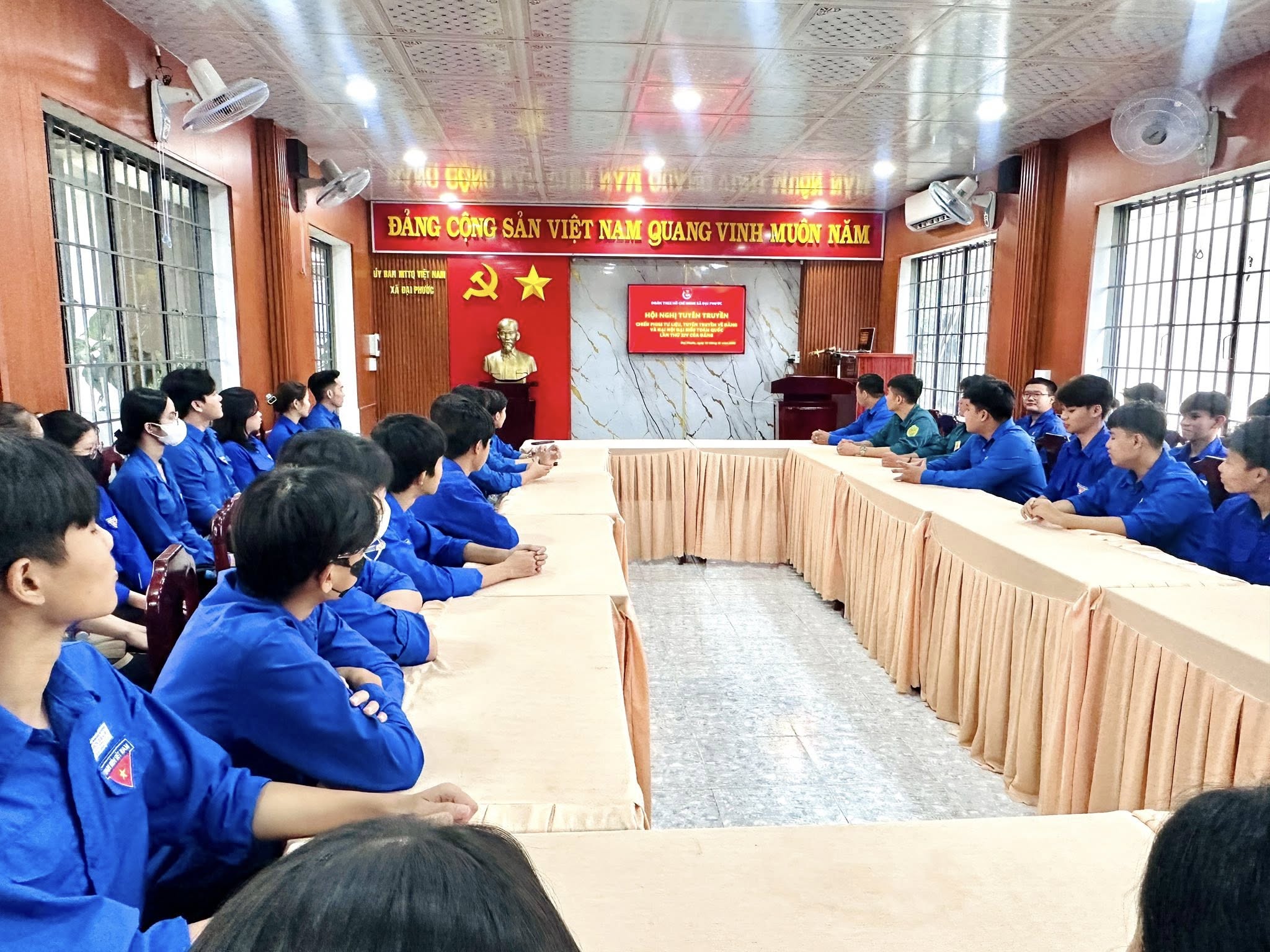 Có thể là hình ảnh về một hoặc nhiều người, đang trình diễn võ thuật, mọi người đang học và văn bản