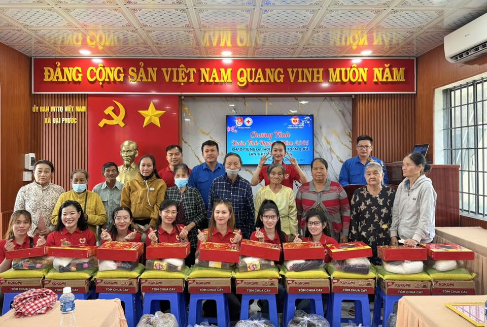 Có thể là hình ảnh về một hoặc nhiều người và văn bản