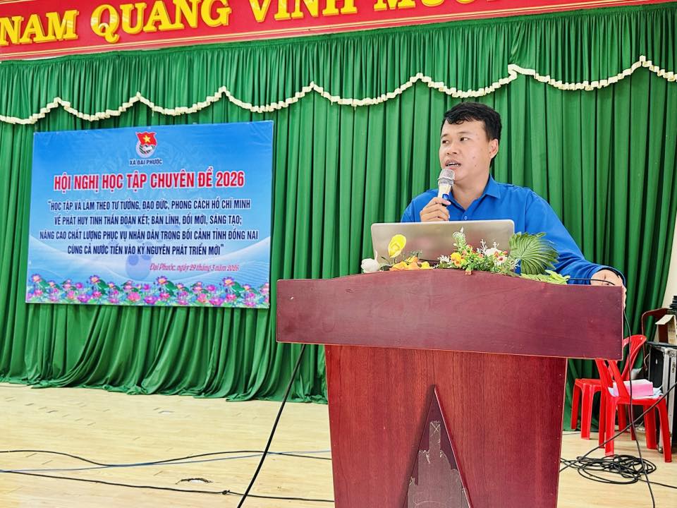 Có thể là hình ảnh về cái bục và văn bản