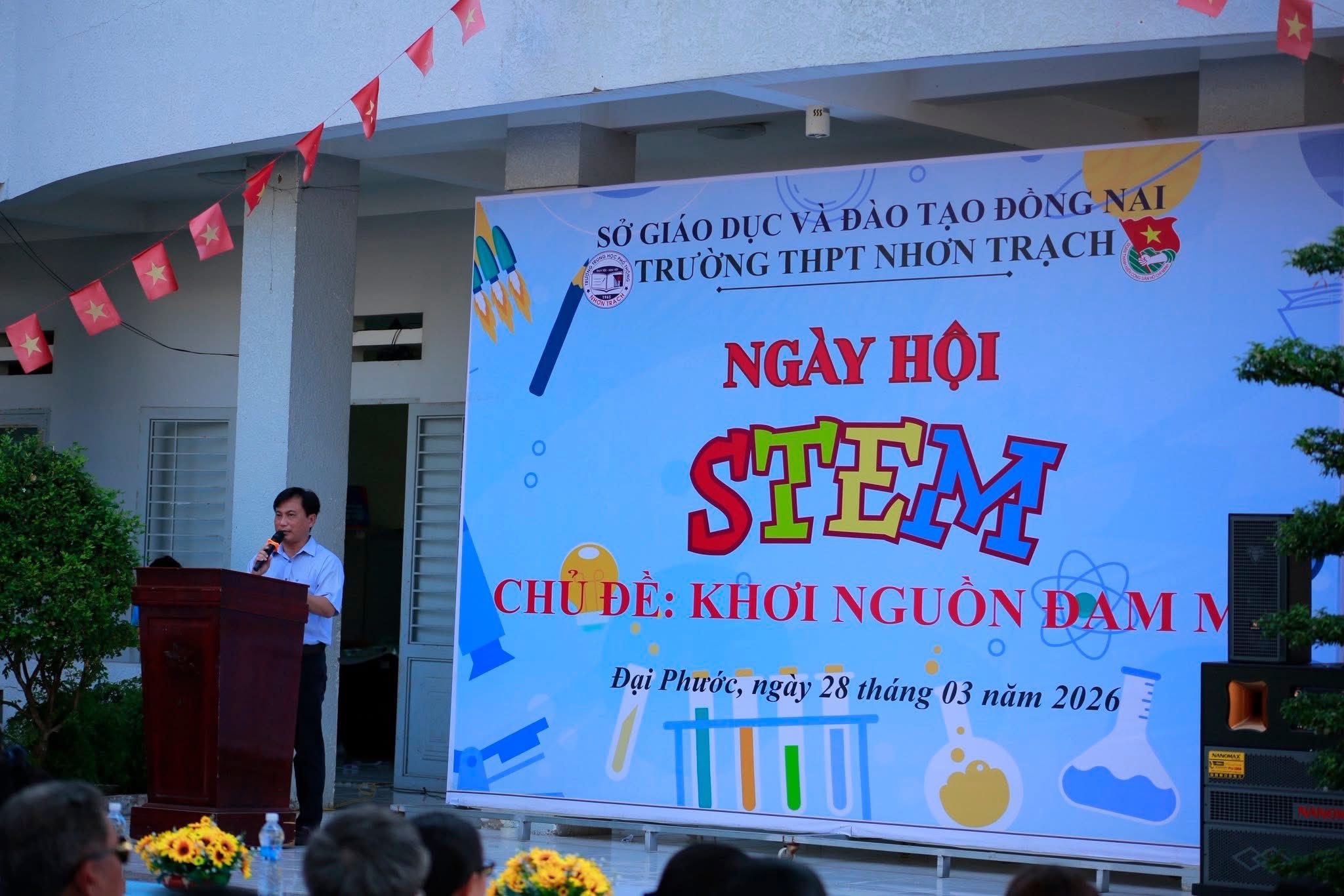Có thể là hình ảnh về cái bục và văn bản cho biết 'ĐÔNG ĐONGNAL NAI NAI SỞ GIÁO DỤC ν ĐÀO ĐÀOTAO TẠO TRƯỜNG THPT NHƠN TRẠCH NGÀY HỘI STEM CHÚĐỂ: CHU ĐỂ: KHƠI NGUÒN DAM Dại Phước, ngày 28 tháng 03 năm 2026 S'