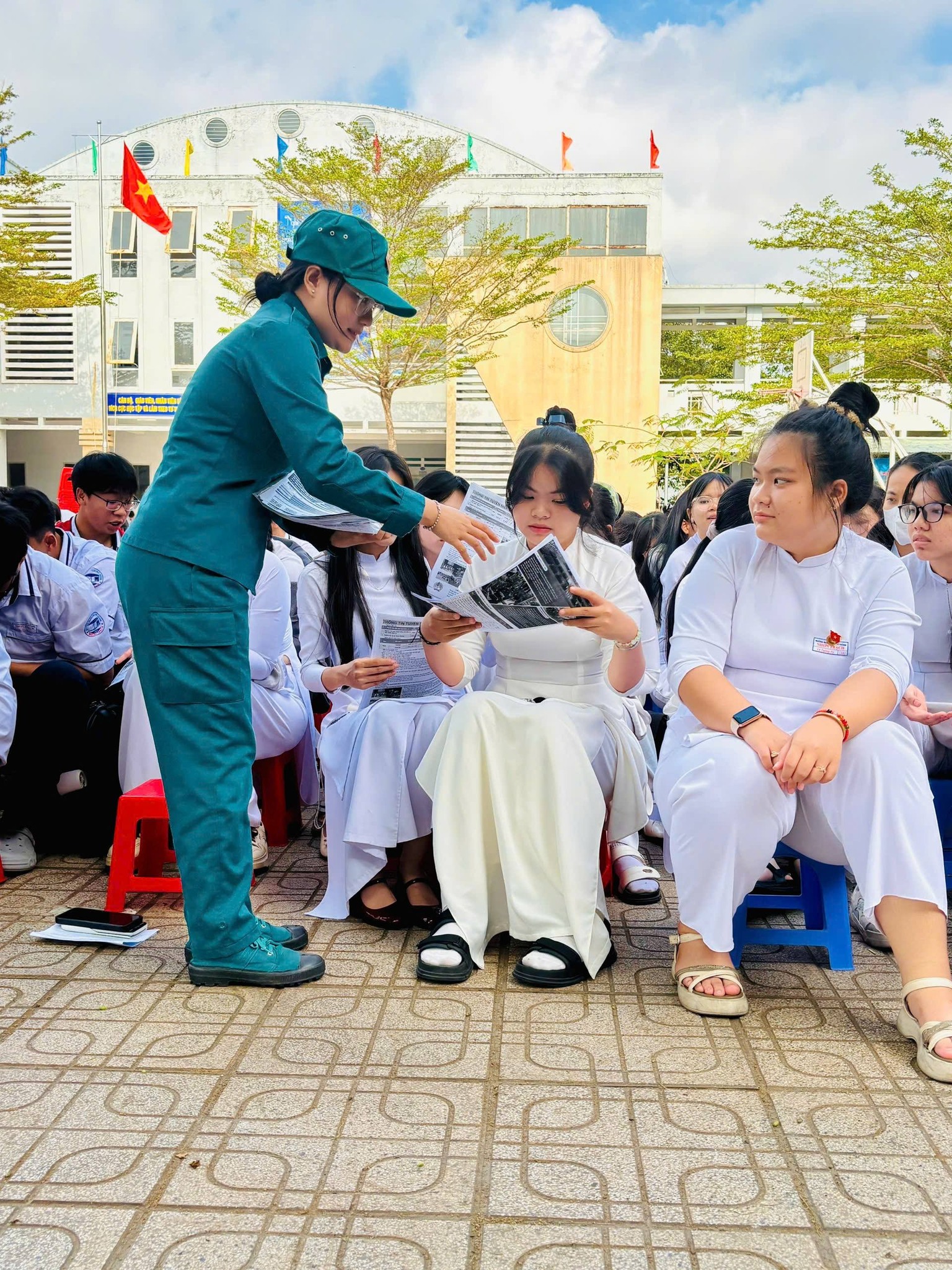 Có thể là hình ảnh về một hoặc nhiều người