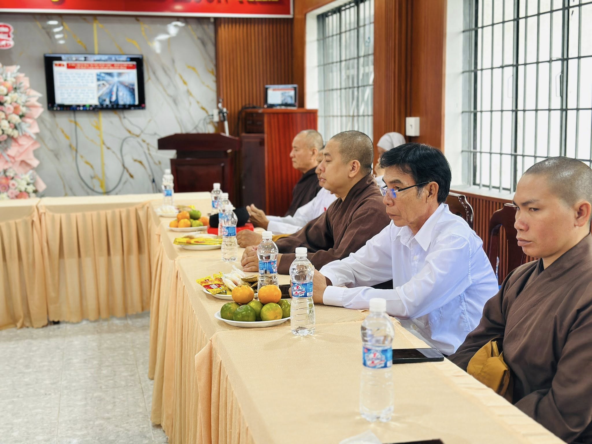 Có thể là hình ảnh về cái bục
