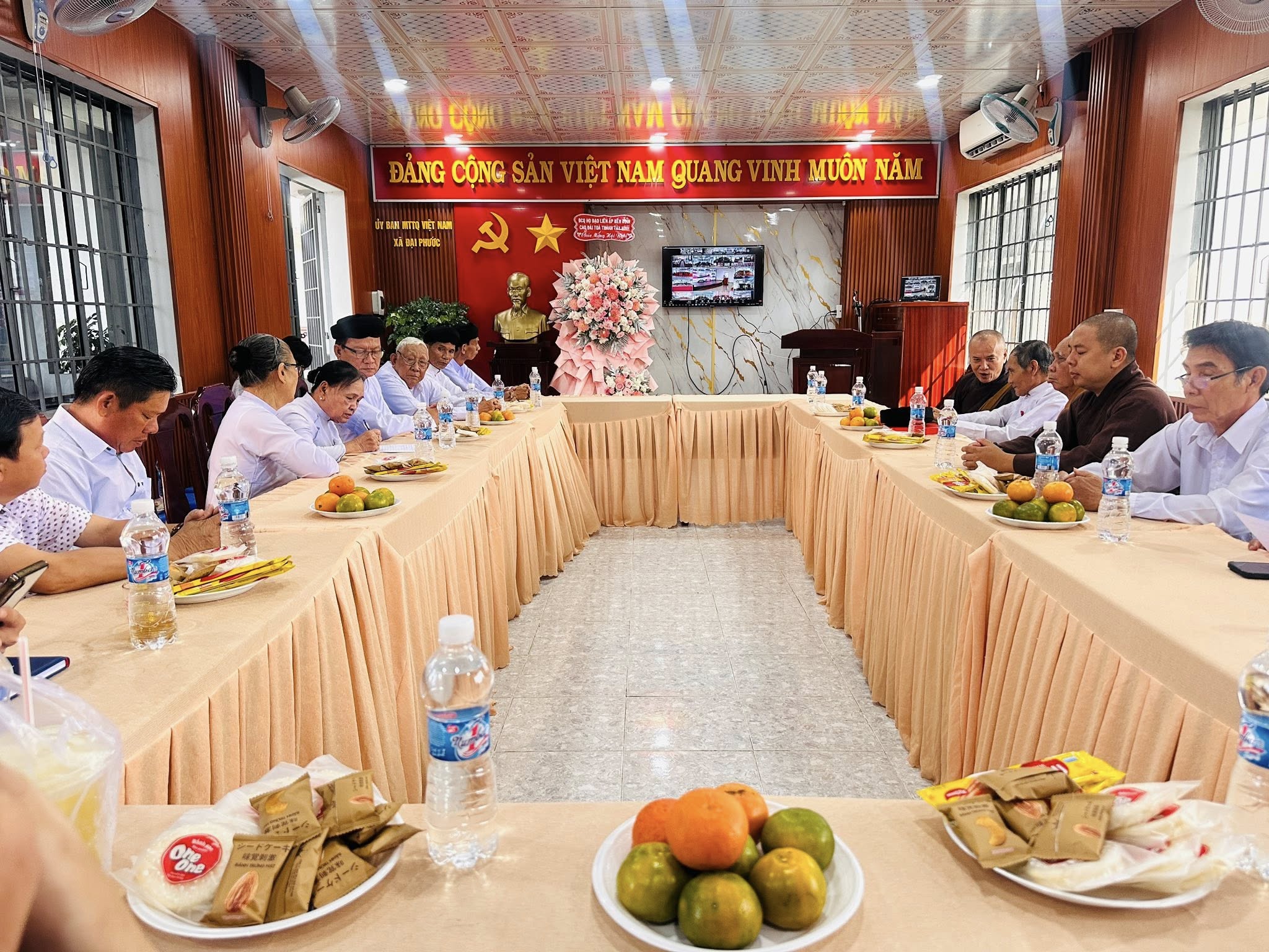 Có thể là hình ảnh về một hoặc nhiều người và văn bản