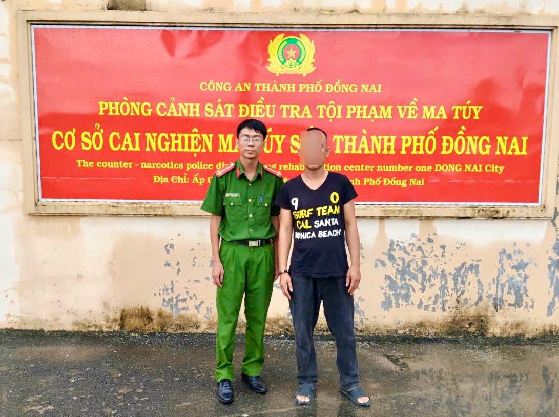 Có thể là hình ảnh về một hoặc nhiều người và văn bản cho biết 'CÔNG AN THÀNH PHỐ ĐỒNG NAI PHÒNG CẢNH SÁT ĐIỀU TRA TỘI PHAM VỀ MA ΤύΎ CƠ Sở CAI NGHIỆN M UY S THÀNH PHỐ ĐỒNG NAI The counter narcotics police rehab tion center number one DONG NAI City Địa Chỉ: Ấp ป Phố Đổng Nai 警货間 SURF TEAN CAL SANTA MINICA BEACH'