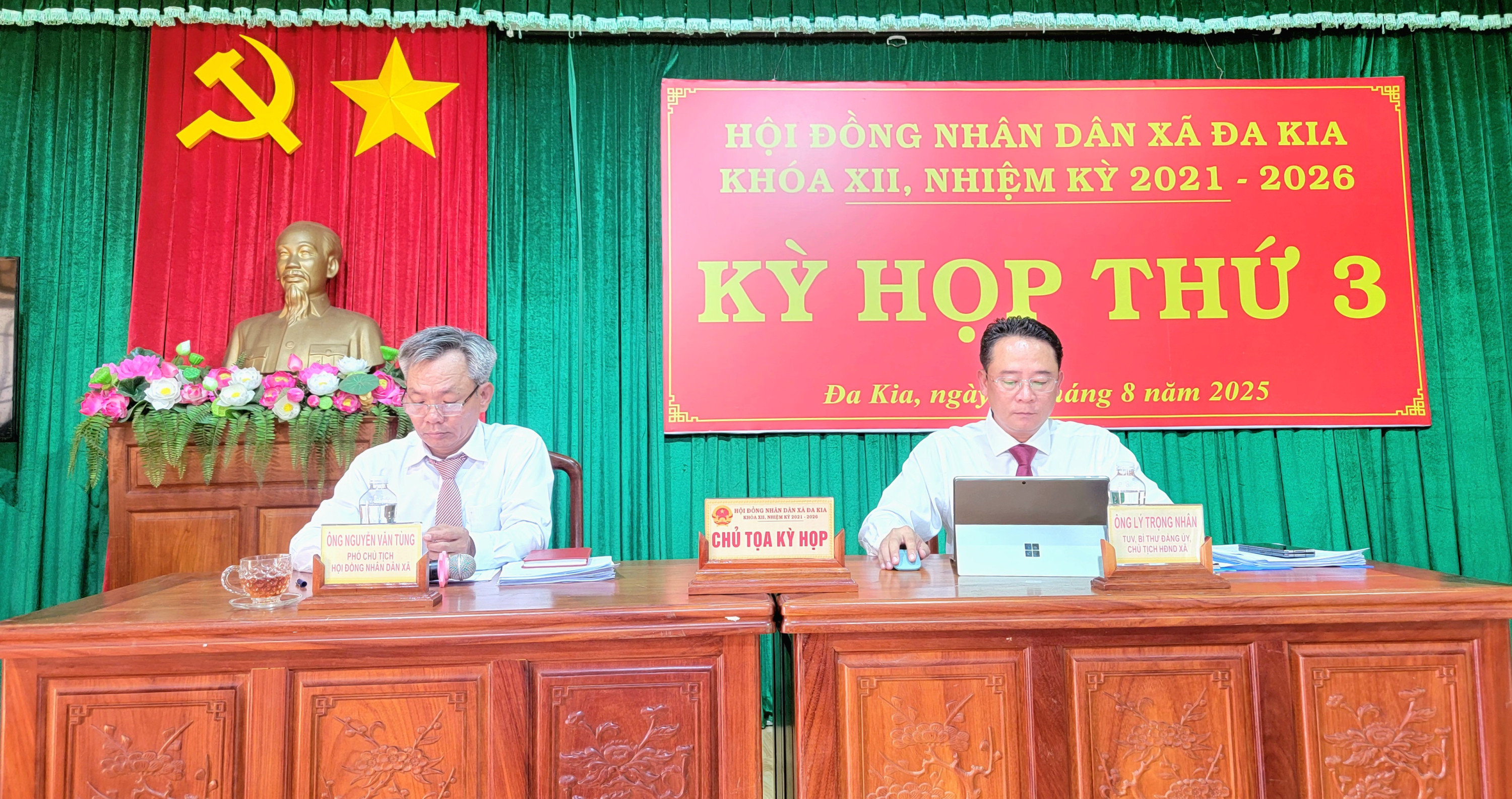 Đồng chí Lý Trọng Nhân - Bí thư Đảng ủy xã, chủ tịch HĐND xã (bên phải) và Đồng chí Nguyễn Văn Tùng-UVBTV Đảng ủy, PCT.HĐND xã (bên trái)