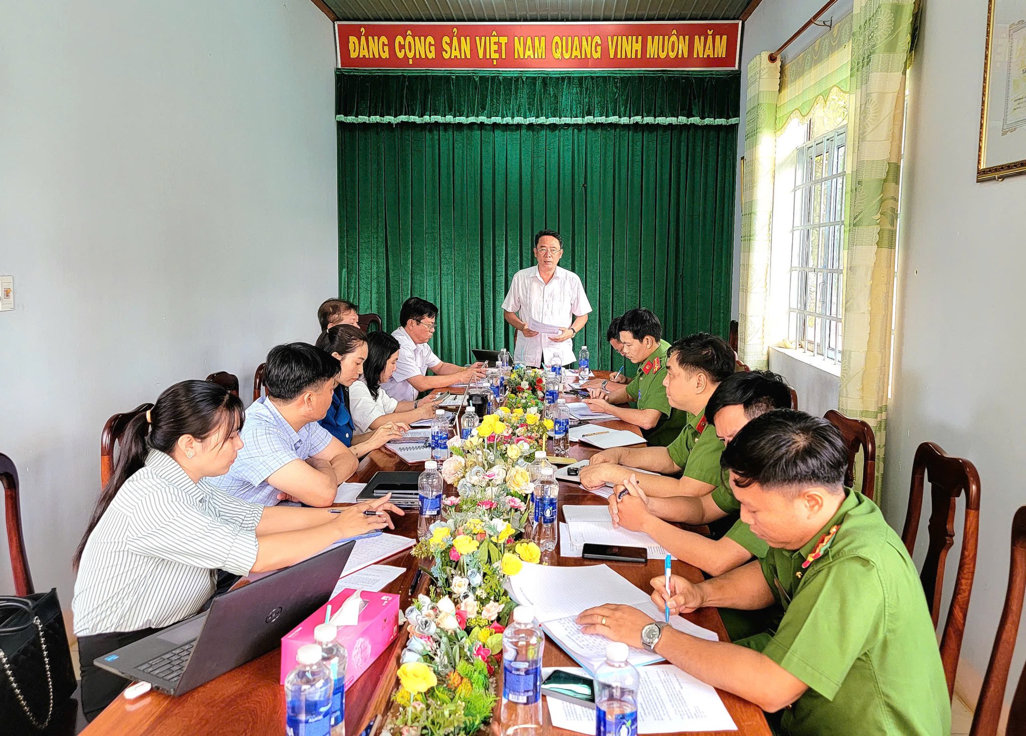 Đồng chí Lý Trọng Nhân - Bí thư Đảng ủy xã, chủ tịch HĐND xã chủ trì buổi làm việc
