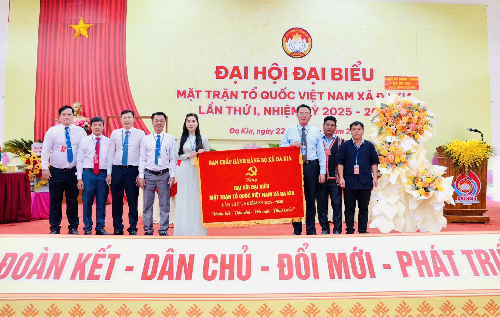 Đồng chí Lý Trọng Nhân - Bí thư Đảng ủy xã, chủ tịch HĐND xã và Đồng chí Phạm Ngọc Hùng - Phó Bí thư thường trực Đảng ủy xã tặng bức trướng mang dòng chữ: "Đoàn kết - Dân chủ - Đổi mới - Phát triển" chúc mừng Đại hội