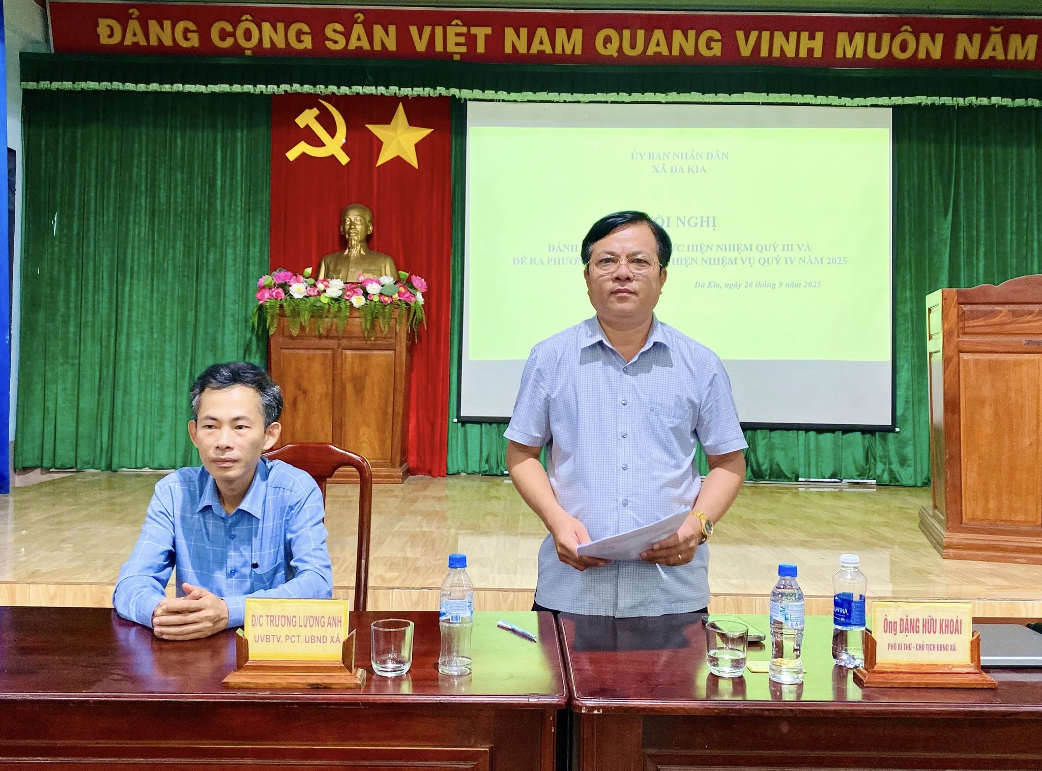 Đồng chí Đặng Hữu Khoái - PBT. Đảng ủy, Chủ tịch UBND xã chủ trì Hội nghị