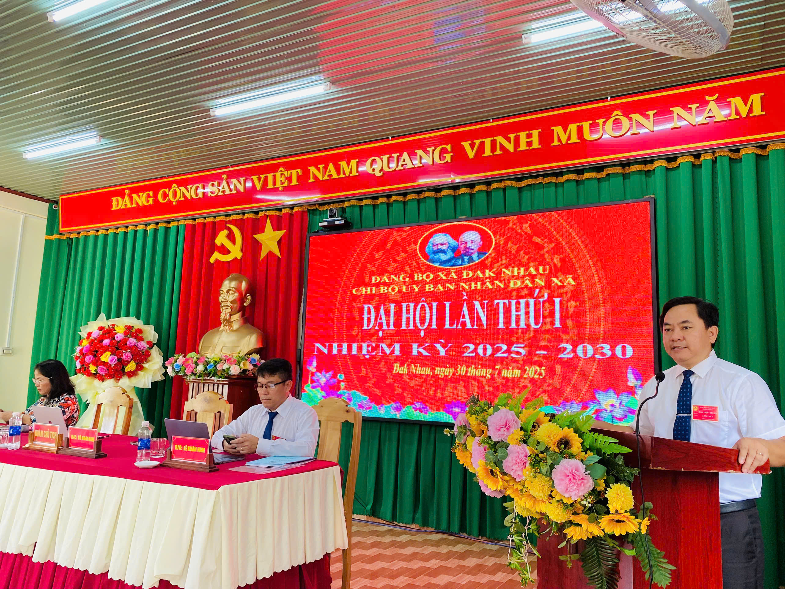 Đ/c Tô Hoài Nam – PBT.ĐU–CT.UBND xã – BT.Chi bộ UBND xã phát biểu chỉ đạo tại Đại hội