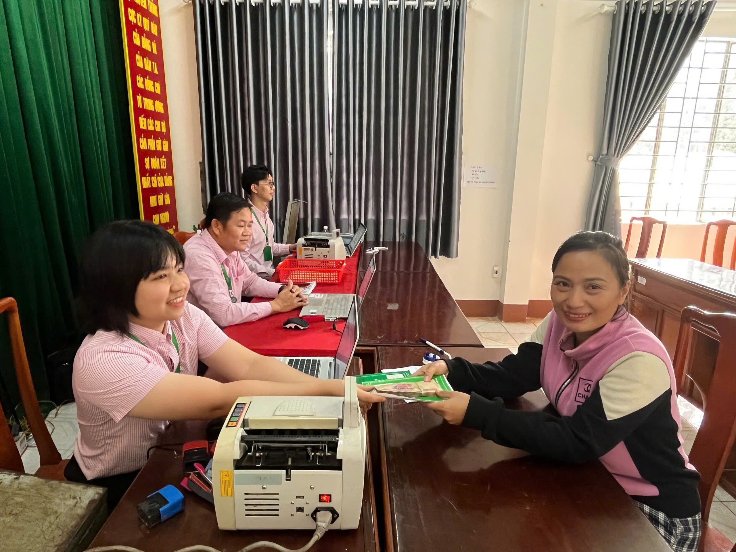 Người dân giao dịch với Ngân hàng CSXH Bù Đăng tại Điểm giao dịch xã