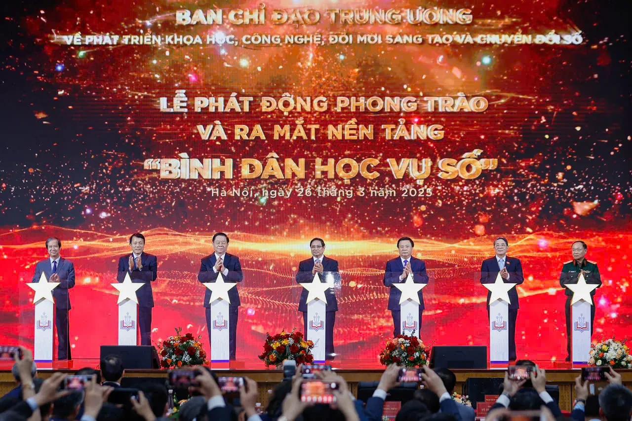 Thủ tướng Chính phủ Phạm Minh Chính và các đồng chí lãnh đạo Đảng, Nhà nước phát động phong trào “Bình dân học vụ số” và công bố nền tảng “Bình dân học vụ số”.