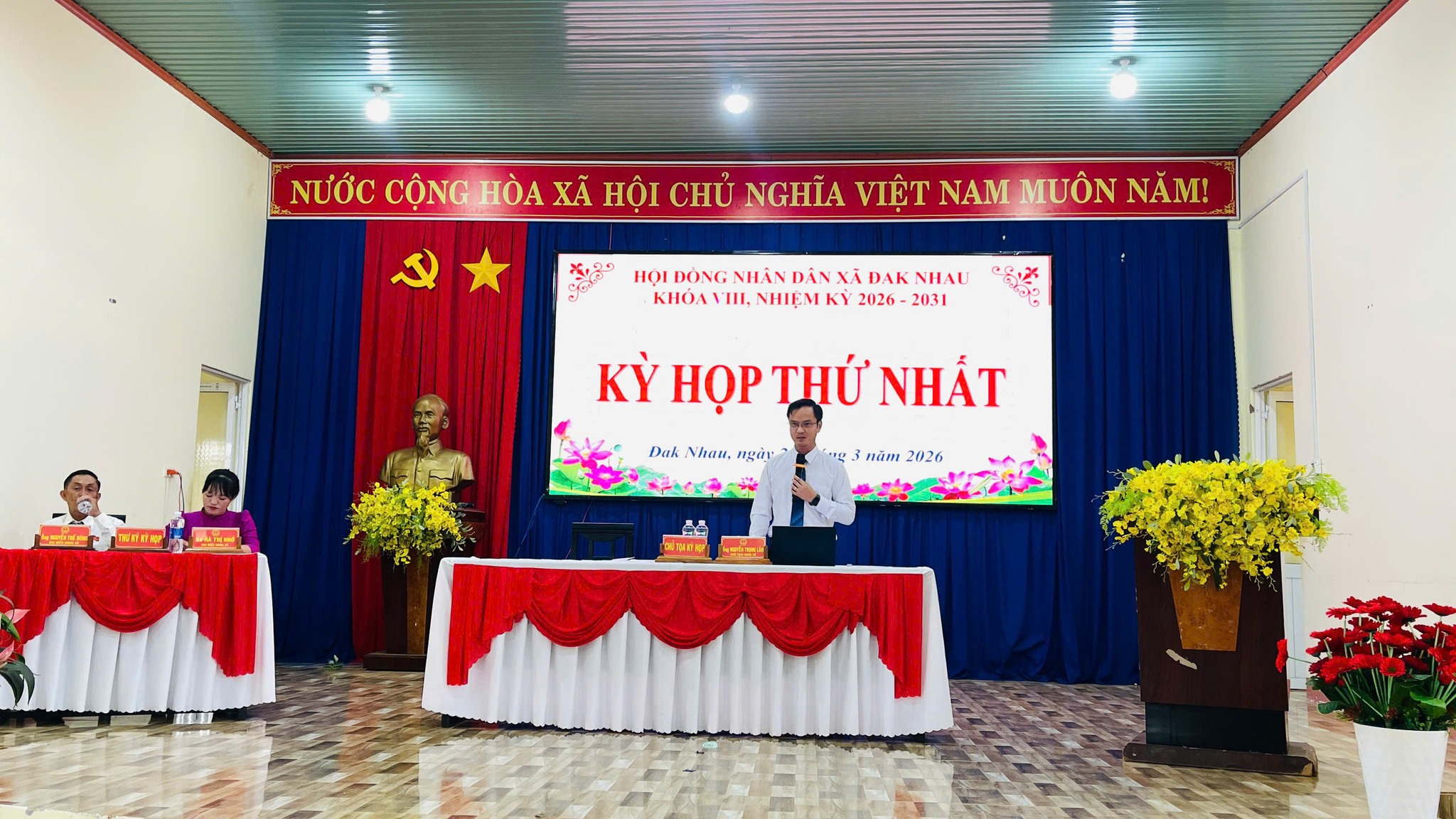 Ông Nguyễn Trọng Lâm - BT Đảng ủy - CT.HĐND xã chủ trì kỳ họp