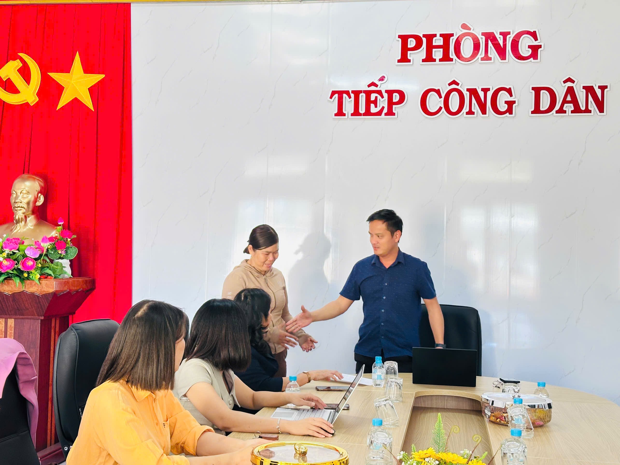 Ông Nguyễn Trọng Lâm - BT Đảng ủy tại buổi tiếp công dân