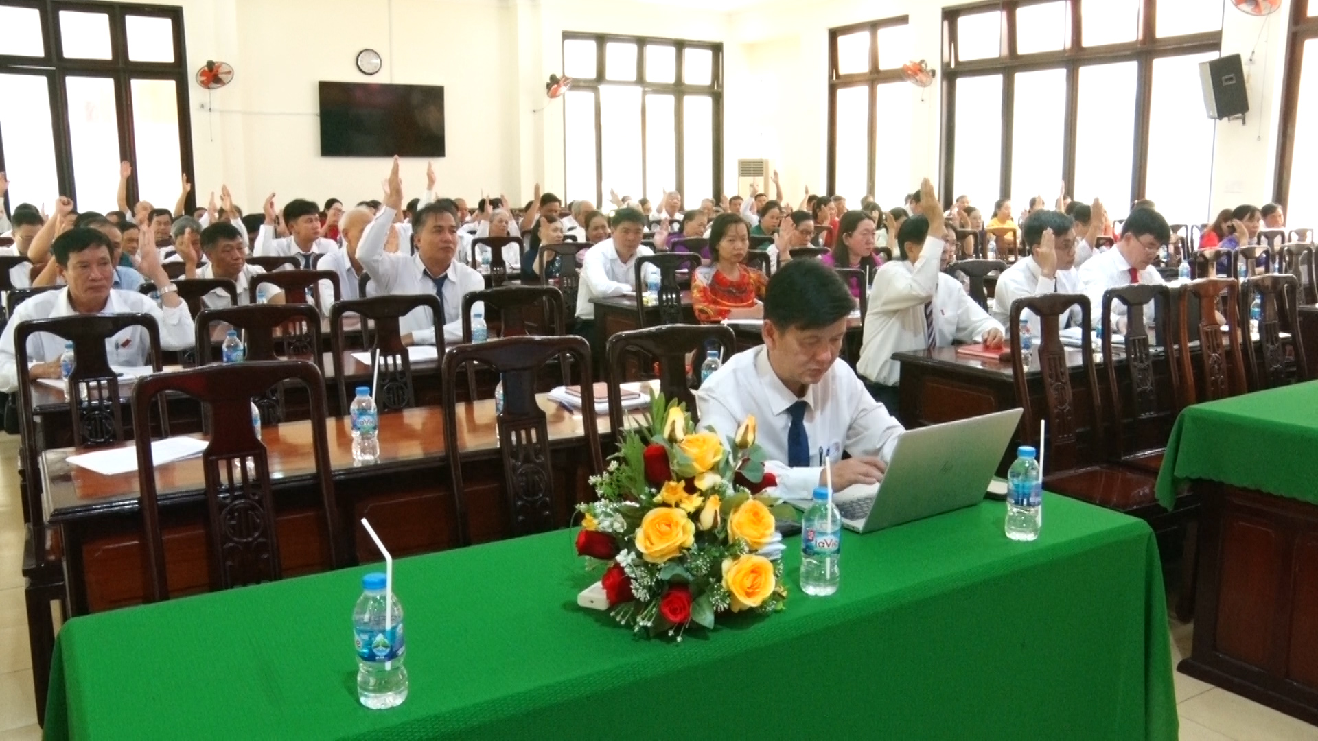 Các đại biểu biểu quyết thông qua các Tờ trình tại kỳ họp