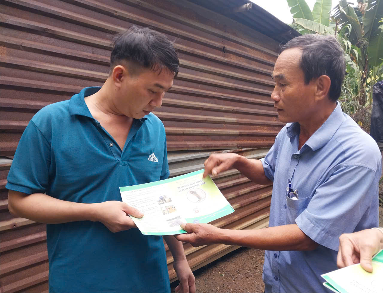 Cán bộ ấp đến từng hộ gia đình phát tờ rơi, hướng dẫn người dân cách phòng, chống bệnh sốt xuất huyết