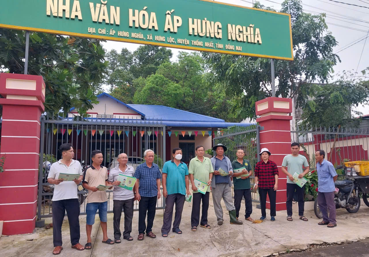 Cán bộ, cộng tác viên y tế ấp Hưng Nghĩa trao đổi một số nhiệm vụ trước khi đến từng hộ gia đình để tuyên truyền