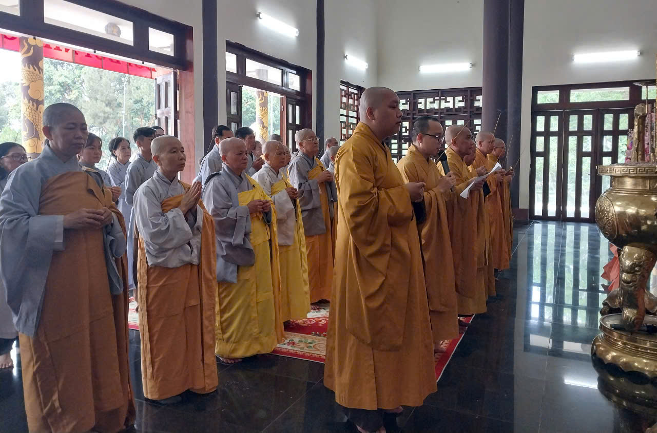 Chư tăng ni các Tự viện trên địa bàn xã Dầu Giây dâng hương viếng đền thờ liệt sĩ huyện Thống Nhất (cũ)