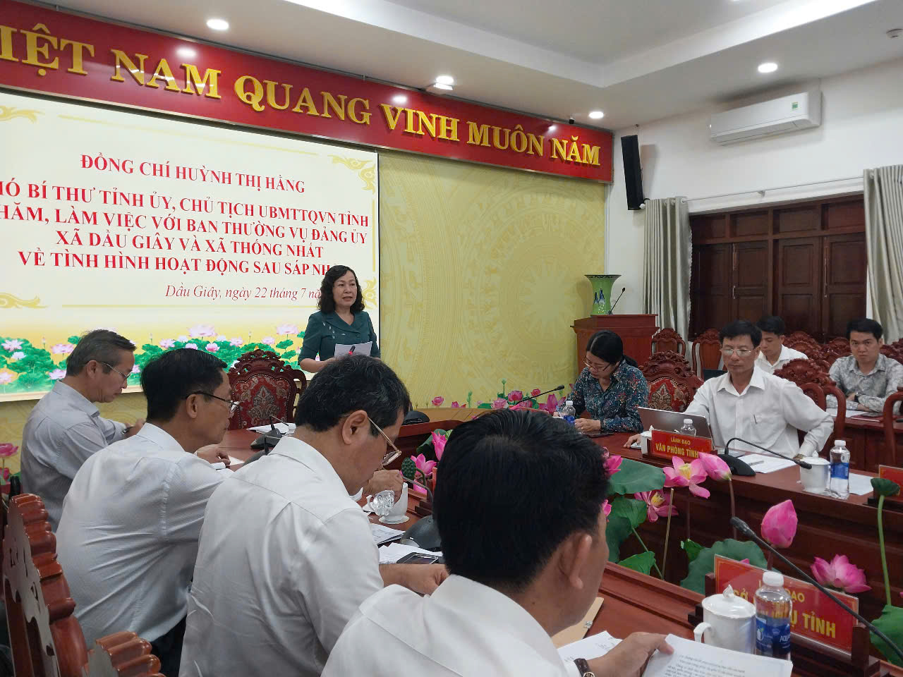 Đồng chí Huỳnh Thị Hằng, Phó bí thư Tỉnh ủy, Chủ tịch Ủy ban MTTQ Việt Nam tỉnh phát biểu kết luận tại buổi làm việc