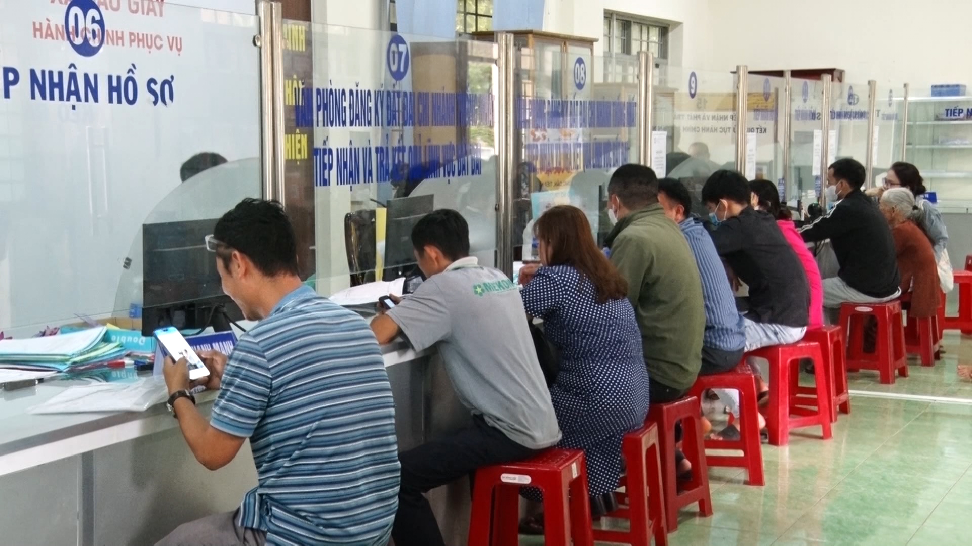 Người dân đến giải quyết TTHC tại Trung tâm phục vụ hành chính công xã Dầu Giây