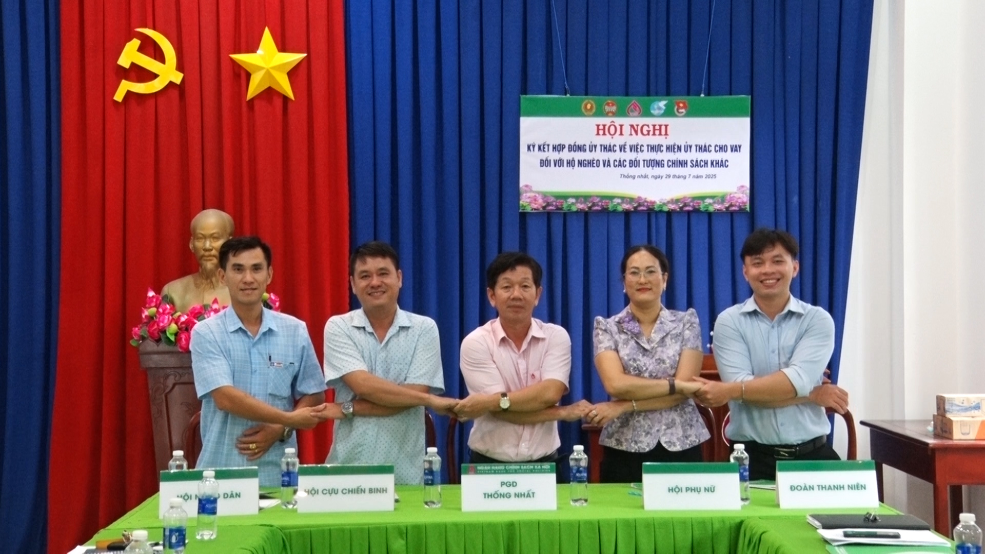 Phòng Giao dịch Ngân hàng Chính sách xã hội Thống Nhất cùng đại diện các hội đoàn thể xã Thống Nhất ký kết hợp đồng ủy thác