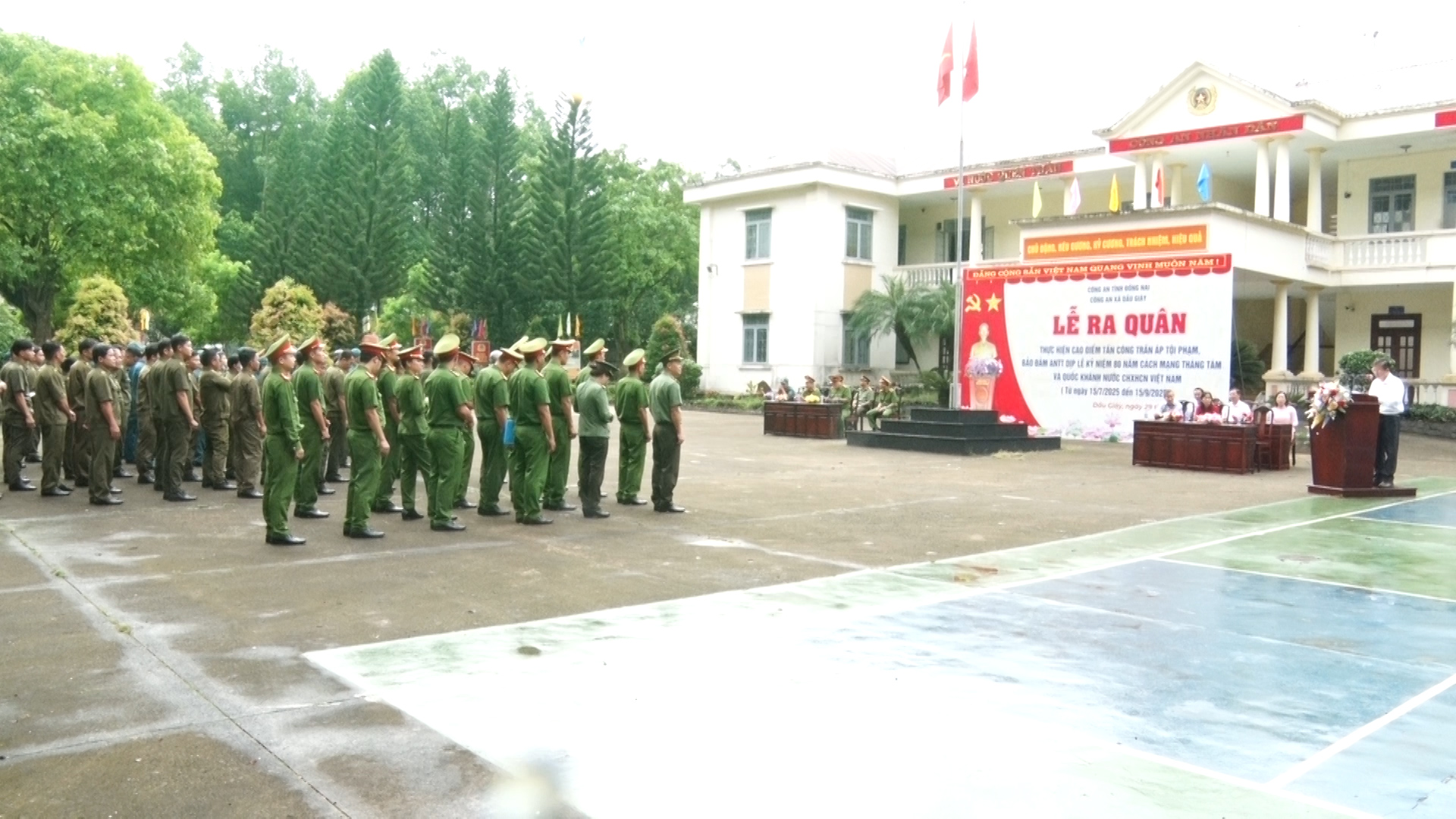 Quang cảnh lễ ra quân