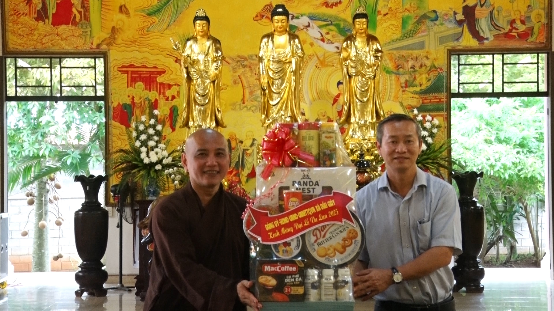 Bí thư Đảng ủy xã Dầu Giây Cao Tiến Sỹ thăm tặng quà tại chùa Huệ Viễn (1)