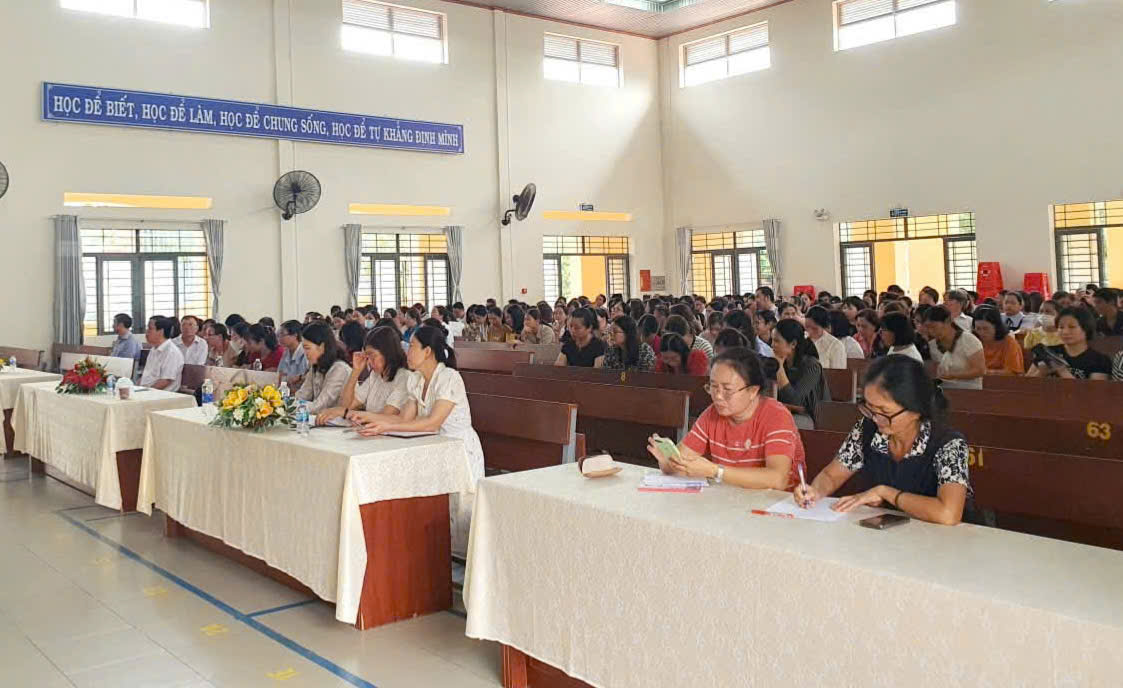 Các đại biểu tham dự lớp bồi dưỡng Chính trị hè