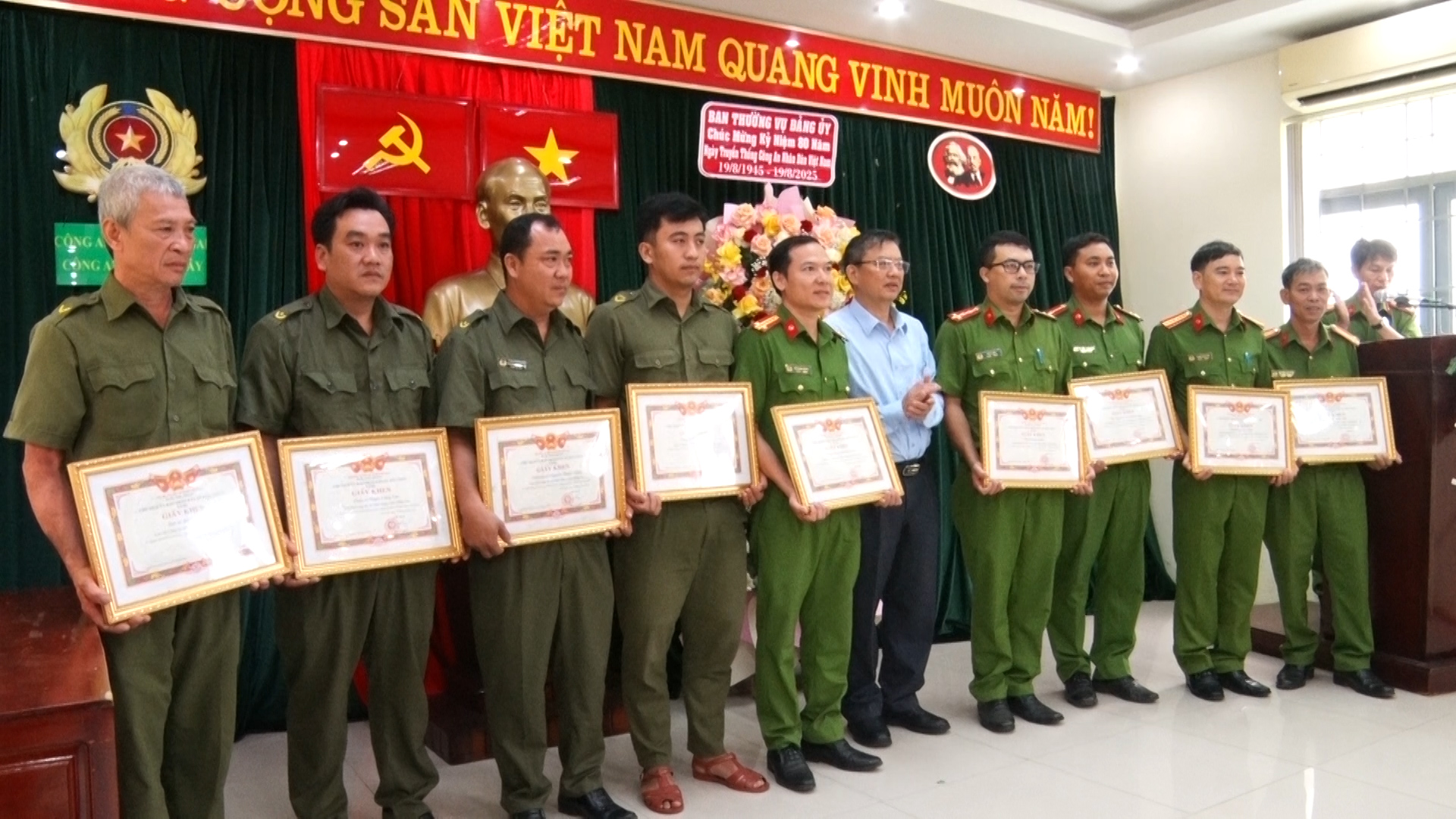 Chủ tịch UBND xã Dầu Giây Mai Văn Hiền trao giấy khen của UBND xã cho các cá nhân có thành tích xuất sắc trong công tác phòng, chống tội phạm