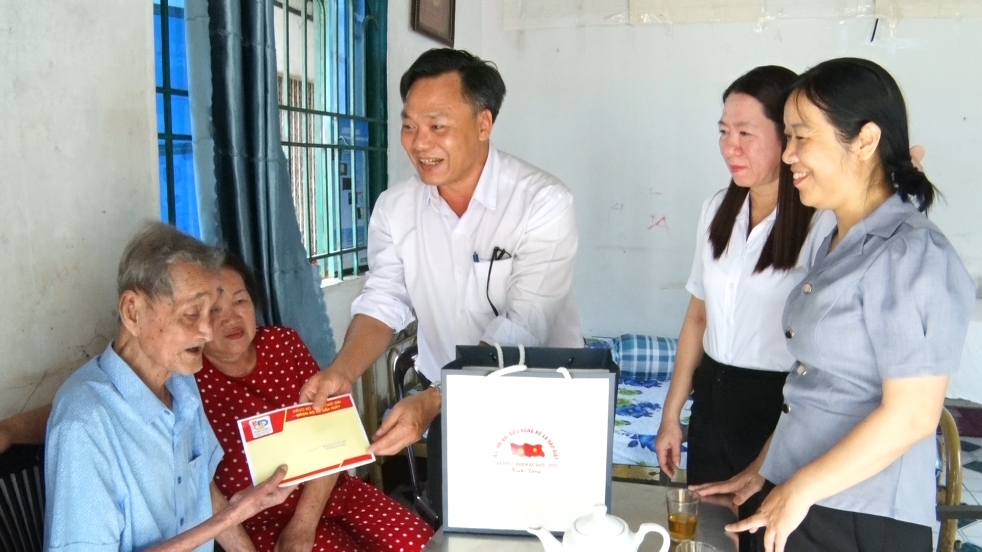 Đoàn đến thăm và tặng quà Anh hùng Lao động Lê Văn Lập