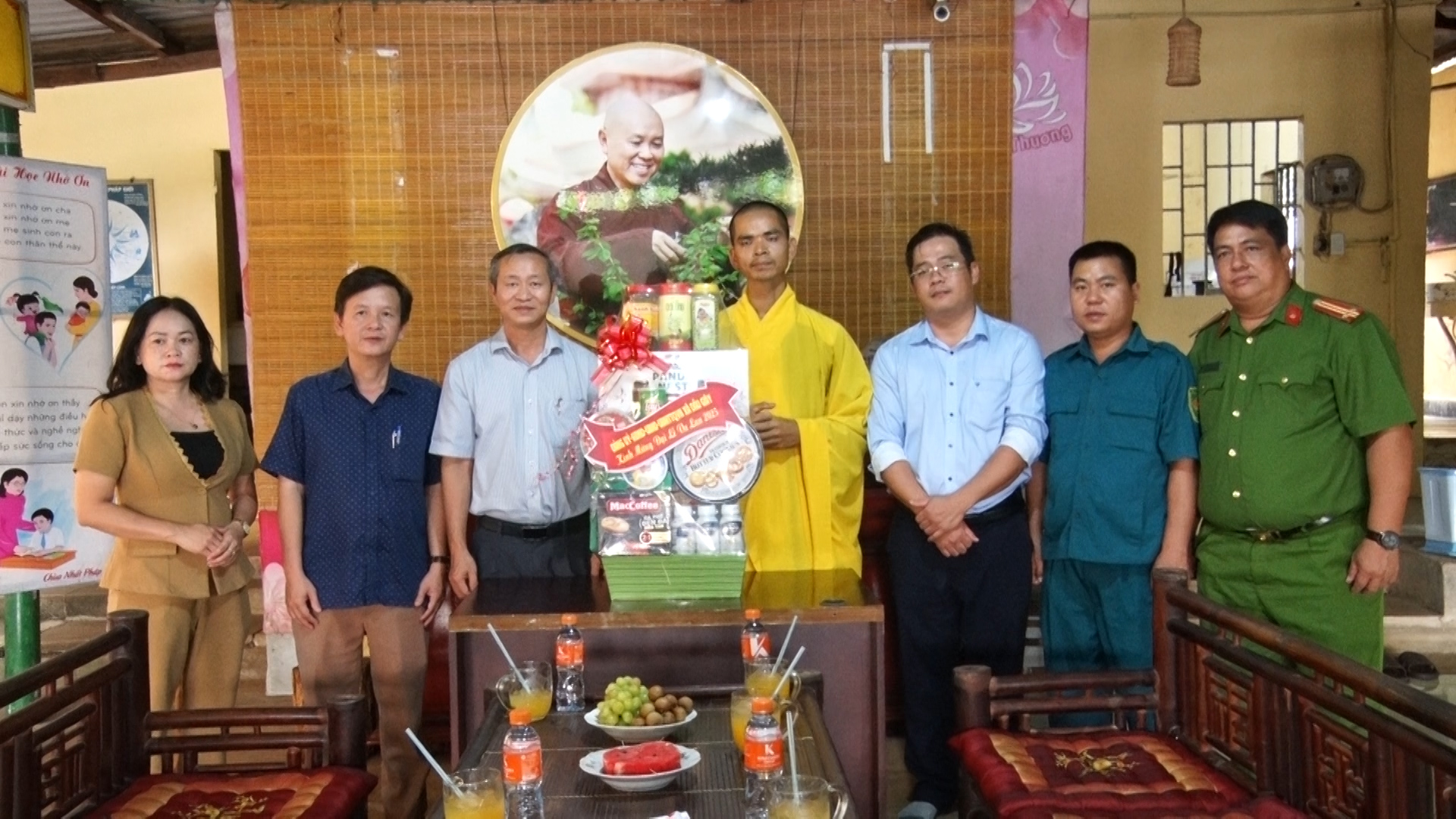 Đoàn đến thăm và tặng quà tại chùa Nhất Pháp