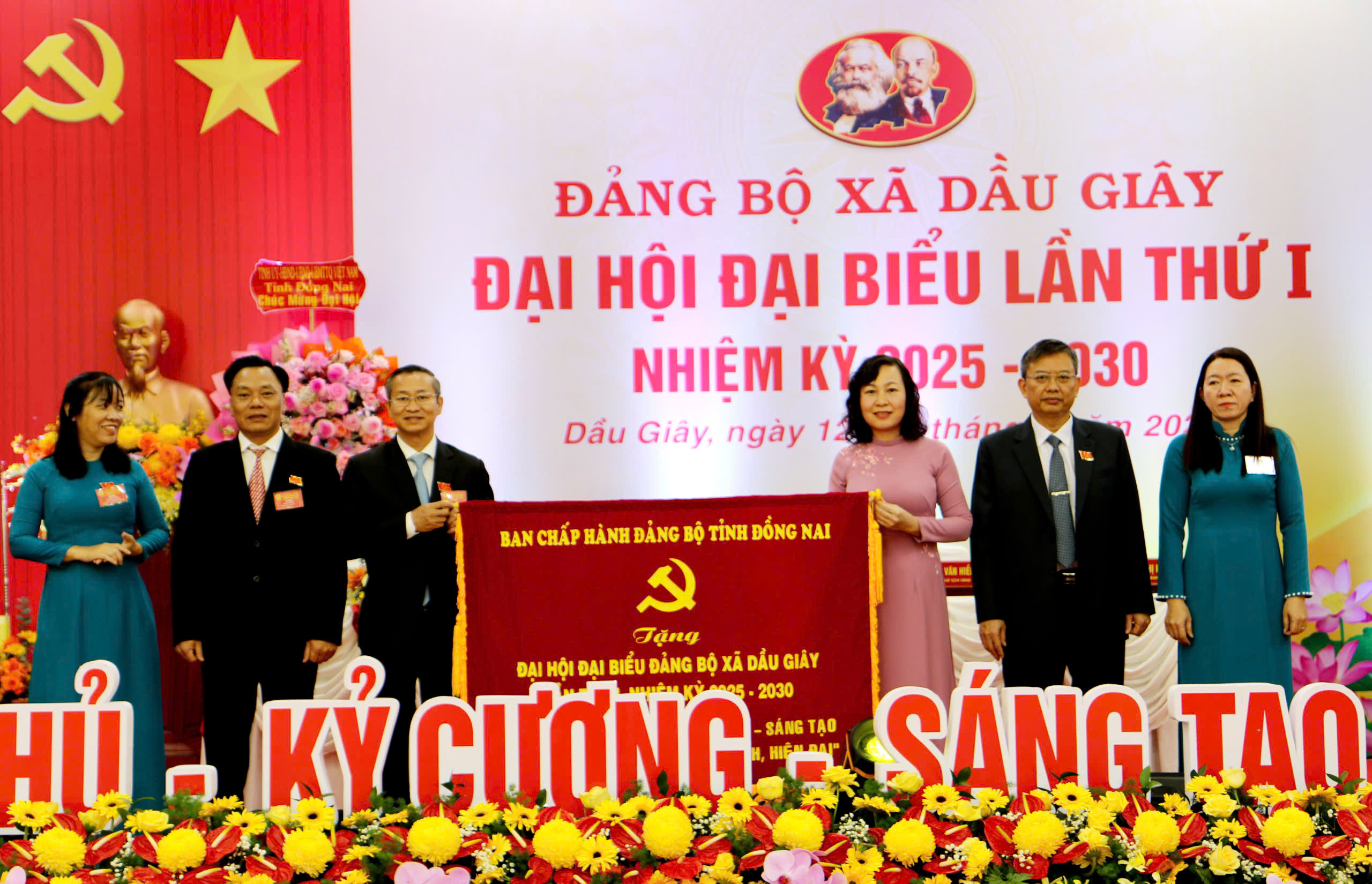 Đồng chí Huỳnh Thị Hằng, Phó Bí thư Tỉnh ủy, Chủ tịch Ủy ban MTTQ Việt Nam tỉnh trao bức trướng của Ban Chấp hành Đảng bộ tỉnh tặng đại hội