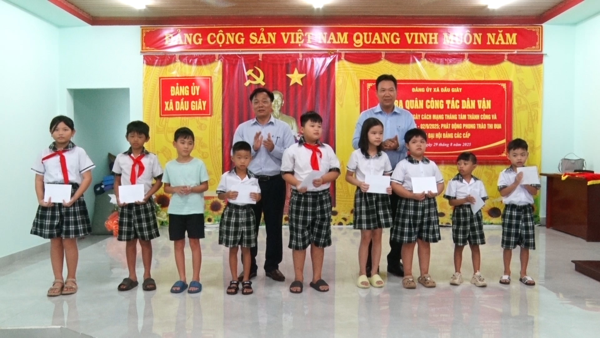 Lãnh đạo xã Dầu Giây trao học bổng cho các em học sinh