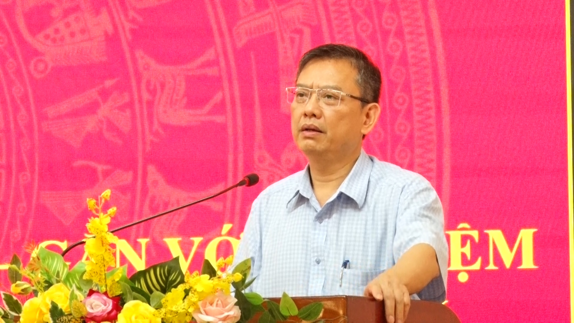 Phó bí thư đảng ủy, Chủ tịch UBND xã Mai Văn Hiền phát biểu tại ngày hội