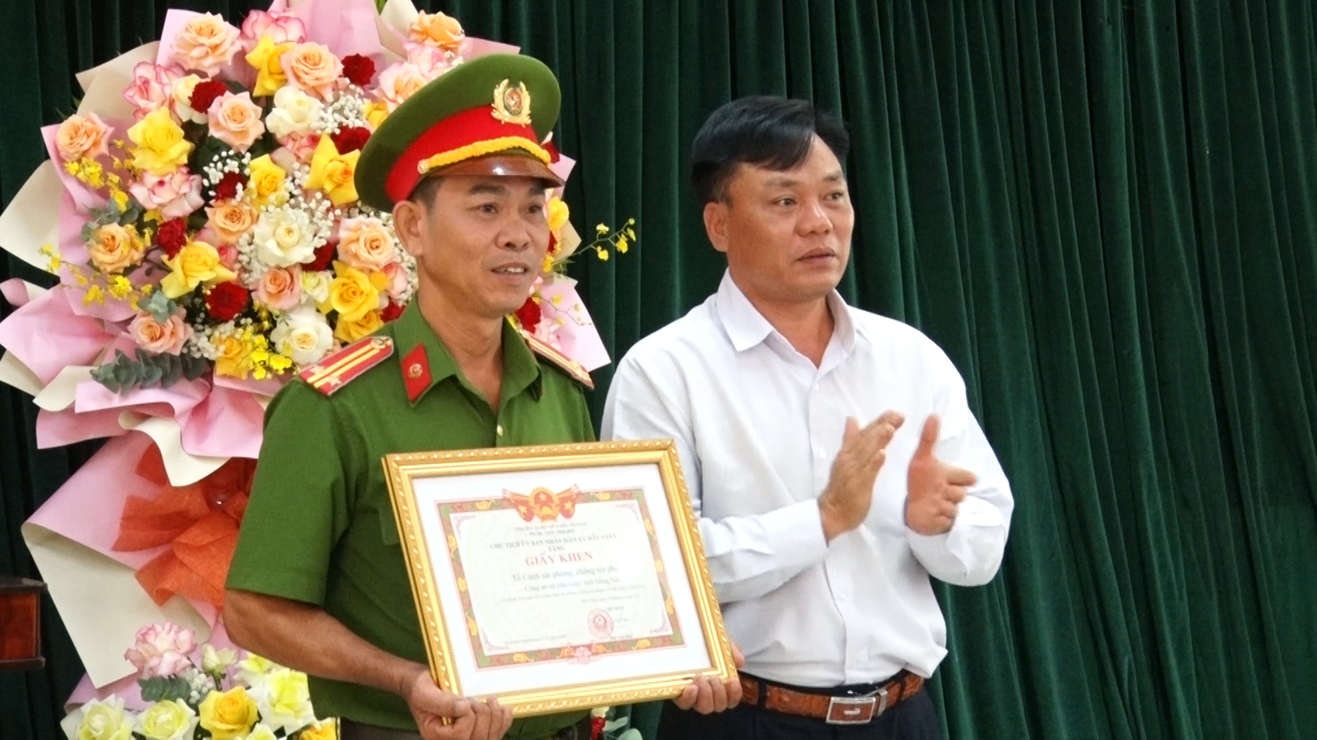 Phó bí thư Thường trực Đảng ủy Phạm Đình Ban trao giấy khen của UBND xã cho Tổ Cảnh sát phòng, chống tội pham