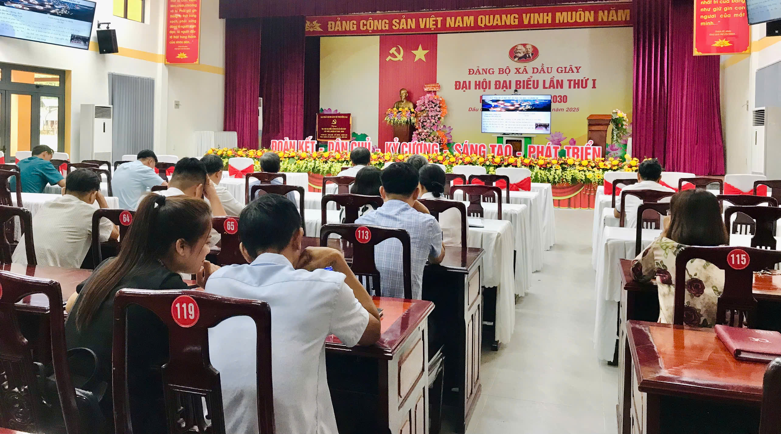 Xã Dầu Giây tiếp sóng Hội nghị Báo cáo viên Trung ương tháng 8/2025