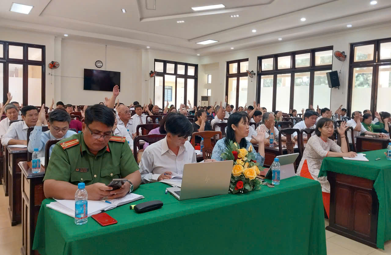 Các đại biểu biểu quyết thông qua các nghị quyết tại kỳ họp