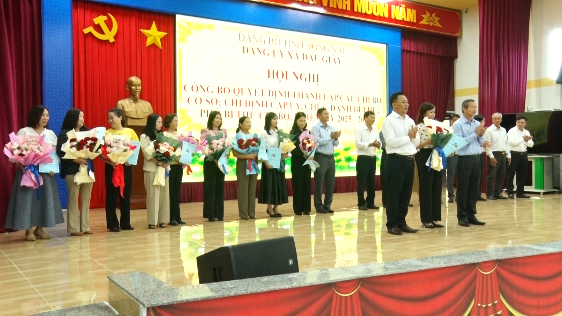 Các đồng chí Cao Tiến Sỹ, TUV, Bí thư Đảng ủy, Chủ tịch HĐND xã; Phạm Đình Ban, Phó bí thư Thường trực Đảng ủy xã trao quyết định và tặng hoa cho các chi bộ