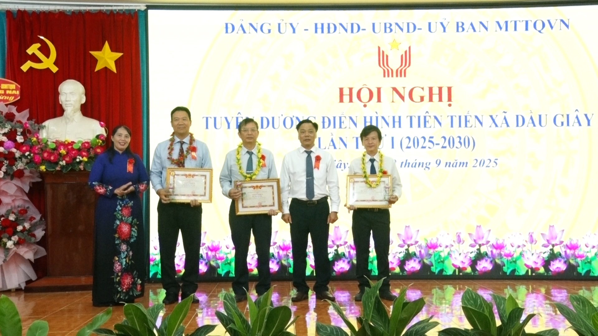 Đồng chí Lê Thị Thái, TUV, Phó trưởng Ban Dân vận và Tuyên giáo Tỉnh ủy cùng lãnh đạo xã trao hoa và giấy khen cho các gương điển hình tiên tiến tại hội nghị