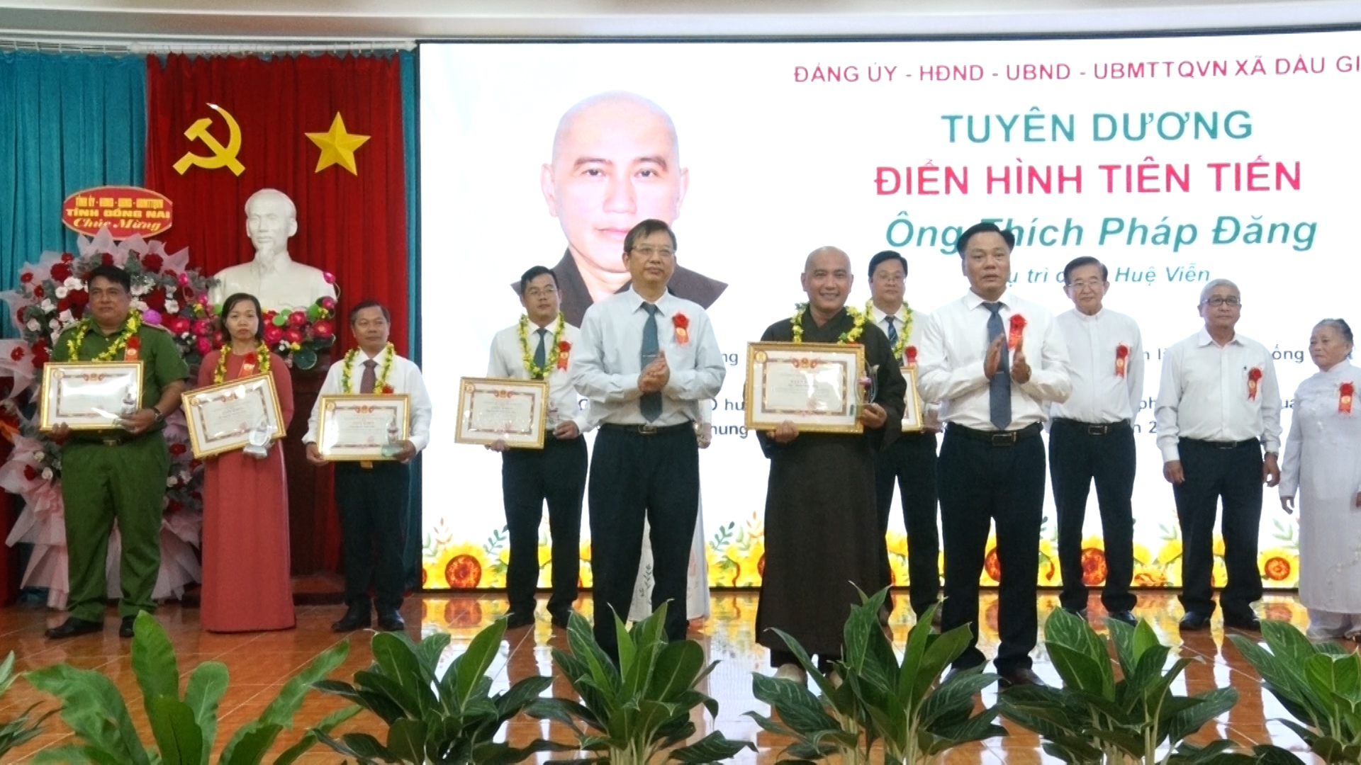 Lãnh đạo xã Dầu Giây khen thưởng cho các gương điển hình tiên tiến (1)