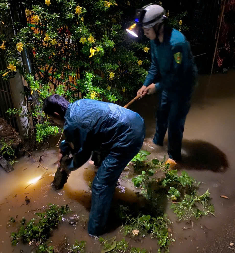 Lực lượng Dân quân xã hỗ trợ người dân khai thông dòng chảy