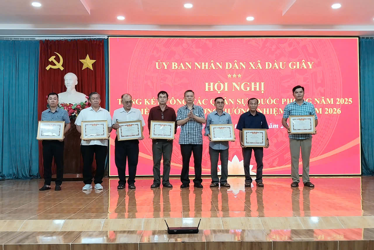 Chủ tịch IBND xã Mai Văn Hiền trao giấy khen của UBND xã cho các cá nhân tại hội nghị