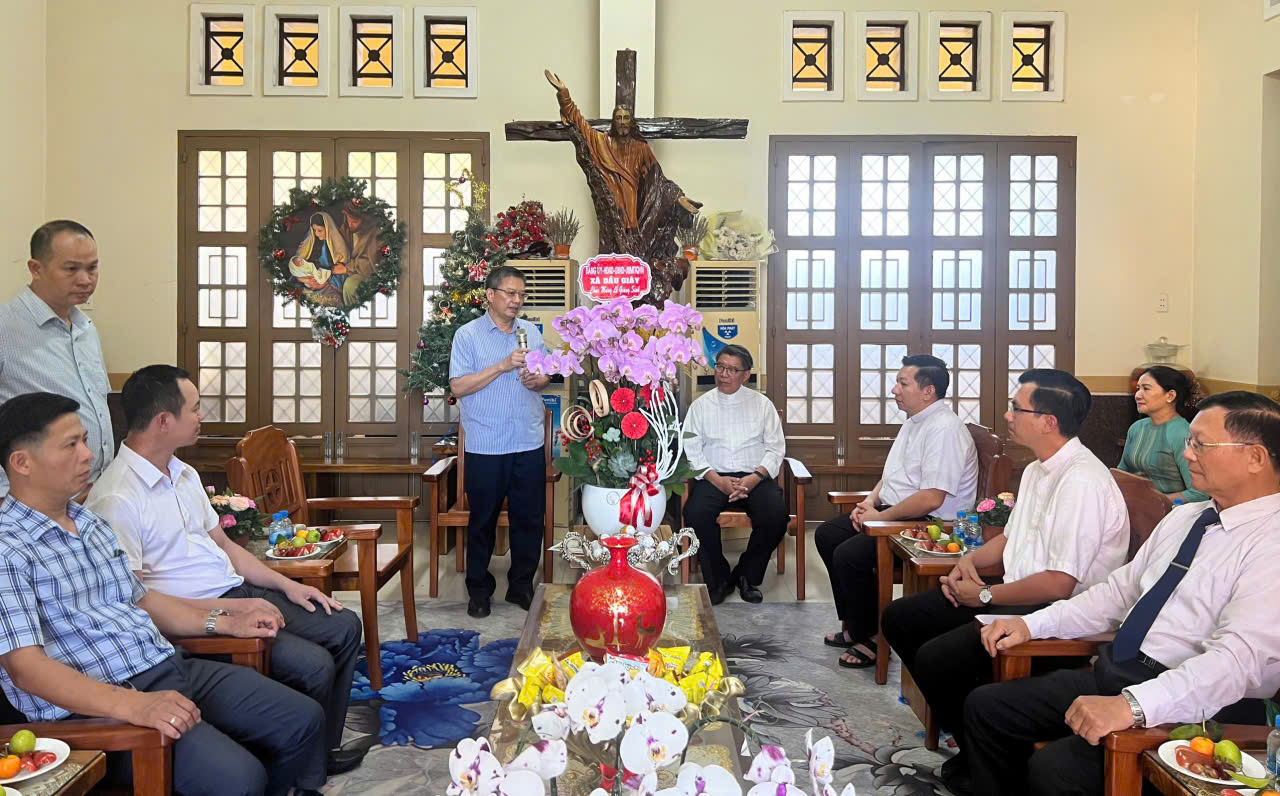 Đoàn đến thăm, tặng hoa Linh mục Ngô Công Sứ, Phó Giám đốc Trung tâm Đức mẹ Núi Cúi, Quản hạt Gia Kiệm, Chánh xử Giáo xứ Ninh Phát